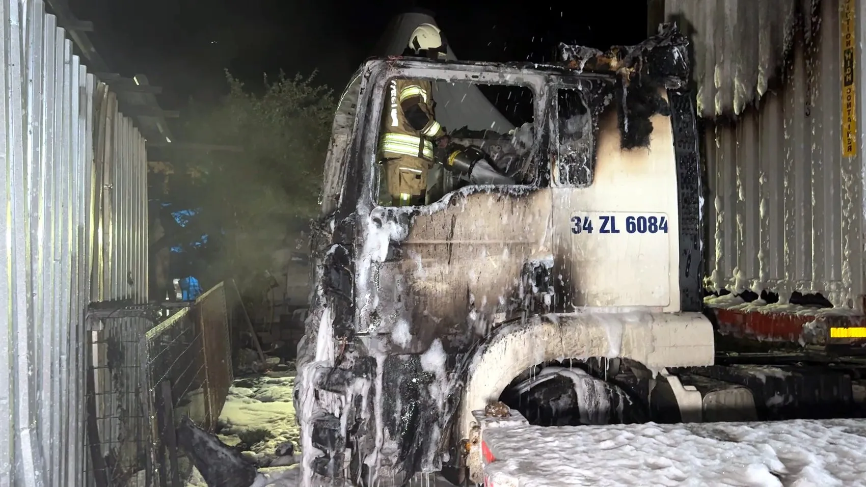 Ambarlı'da gece yarısı korkutan yangın: TIR küle döndü