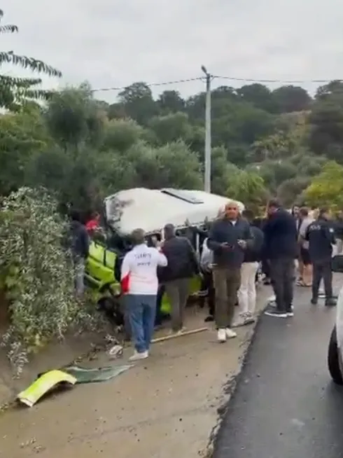 Gökçeada'da trafik dehşeti: Kontrolden çıkan minibüs kanala uçtu