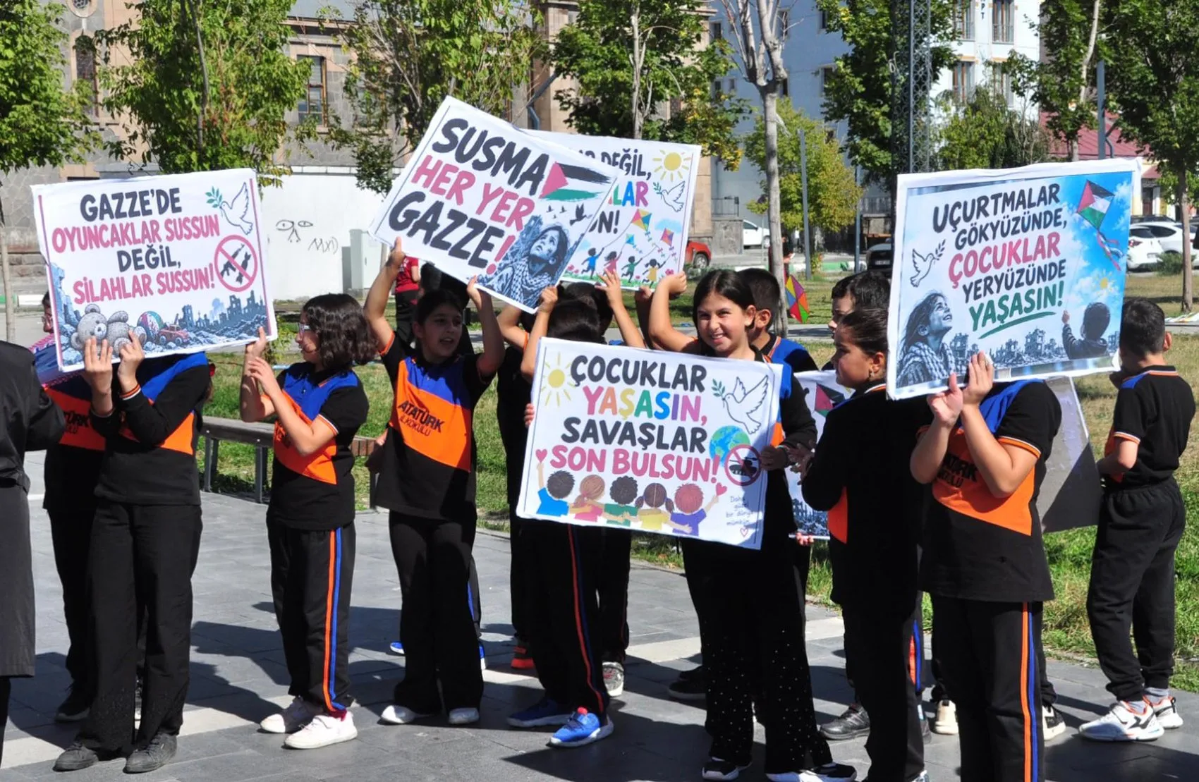 Kars semalarında Gazze için yükselen umut: Uçurtmalar özgürlük mesajı taşıdı