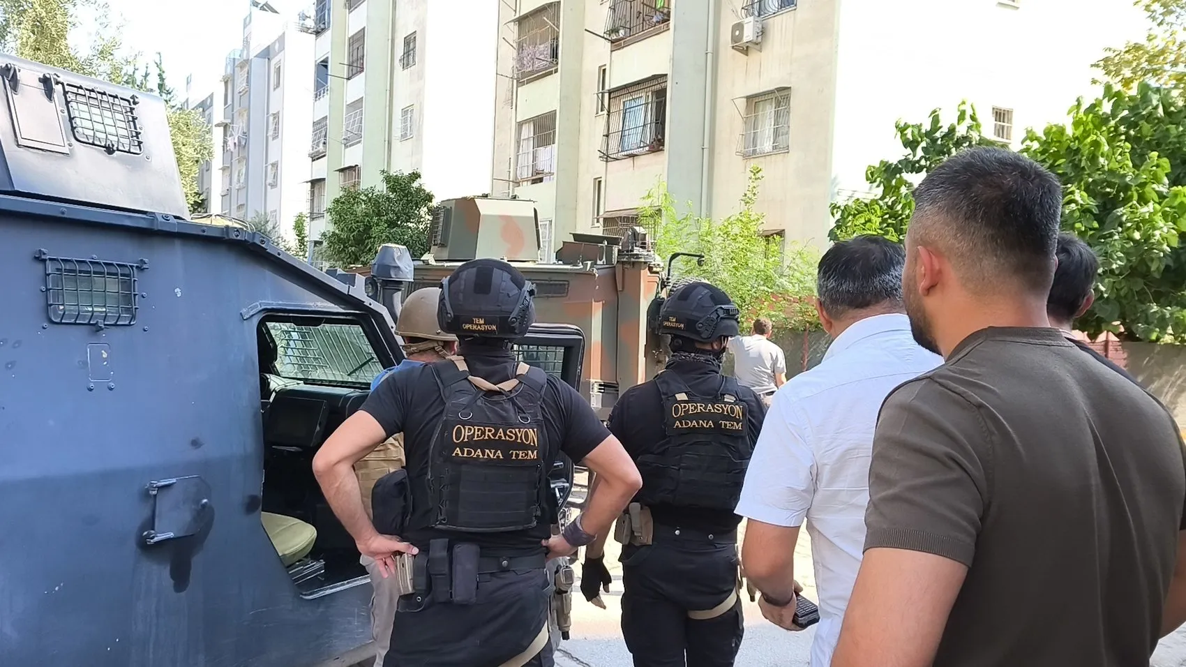 Adana'da nefes kesen operasyon: El bombasıyla eve kapandı