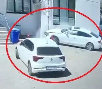 Diyarbakır'da site içinde korku dolu anlar: Kontrolden çıkan otomobil duvara çakıldı