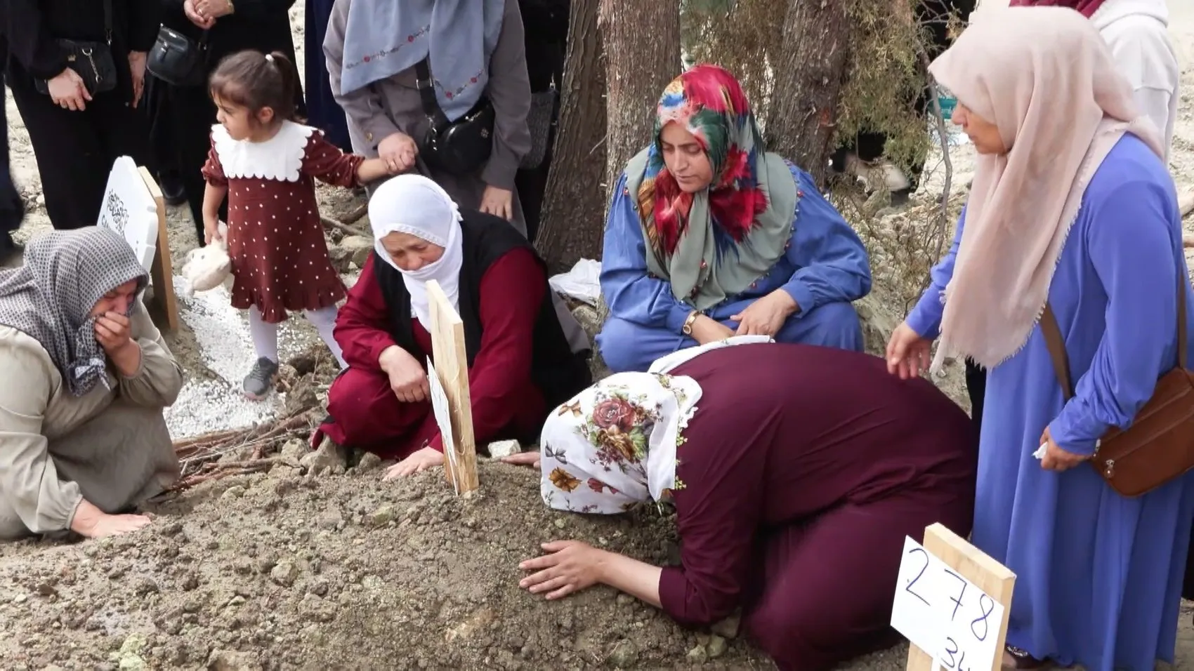 Babanın çaresizliği yürekleri dağladı: Alevlerin arasından ailesini kurtardı ama kızına ulaşamadı