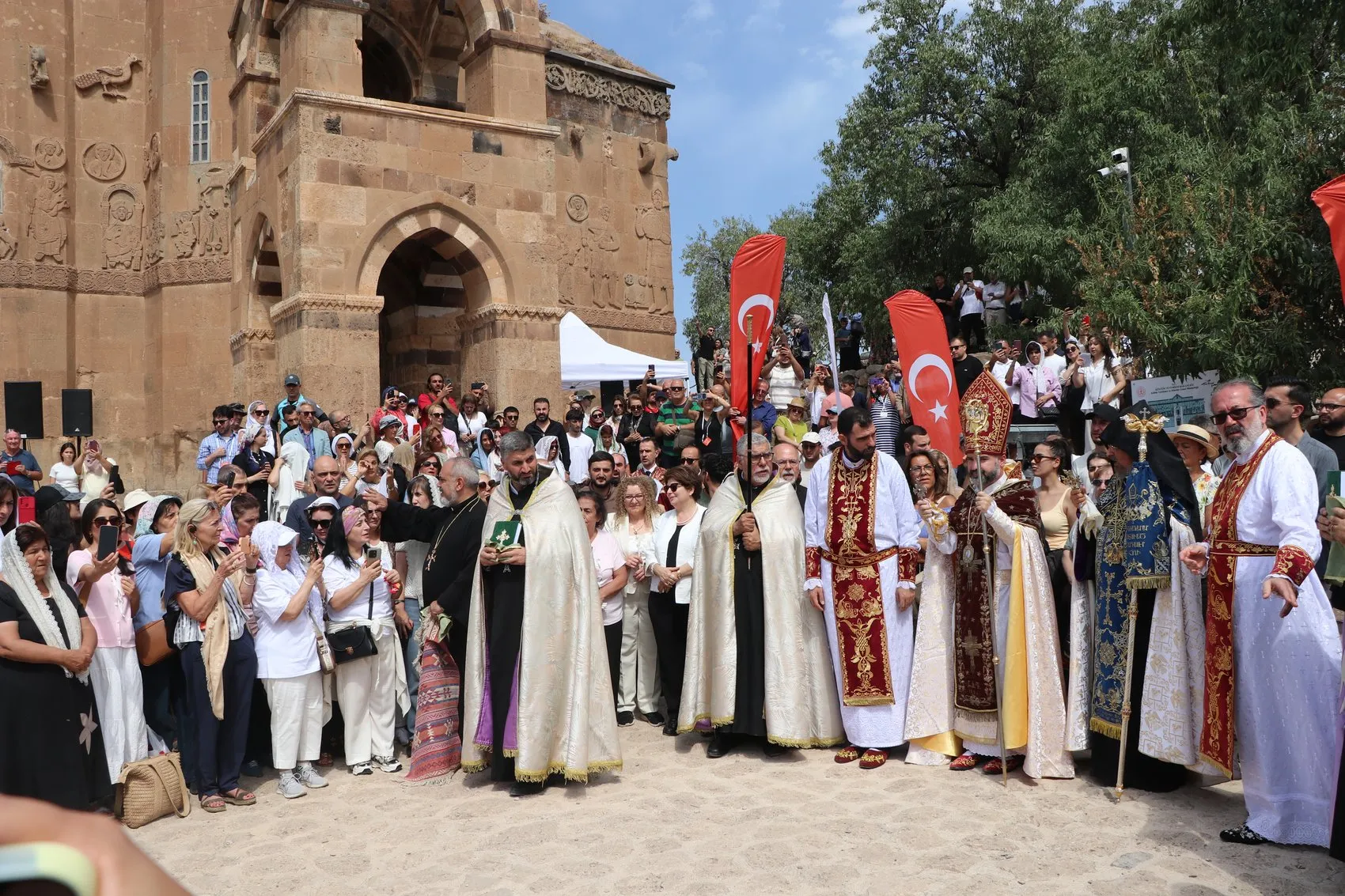 Van Gölü'nün kalbinde barış çağrısı: Akdamar'da 14. kez dualar yükseldi