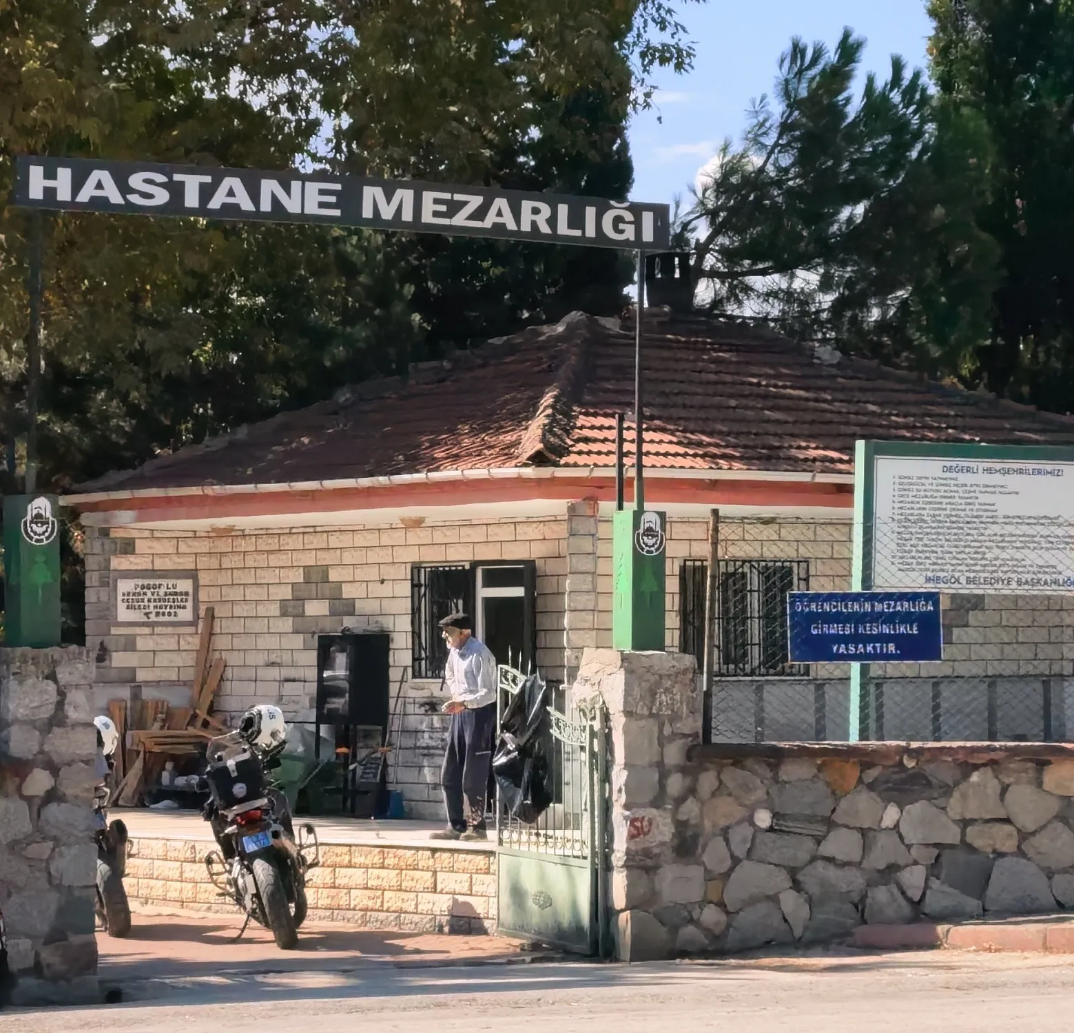 Mezarlıkta dehşet anları: Husumetlisini baltayla ağır yaraladı