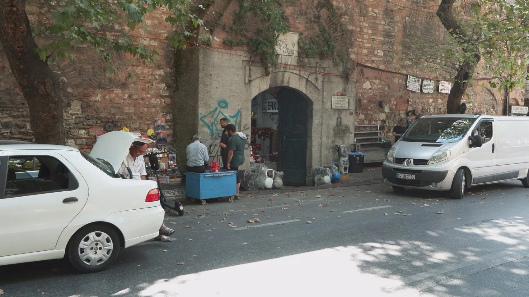 Fatih Sultan Mehmet’in mirası grafiti kurbanı: Tarihi Galata Bedesteni kaderine terk edildi