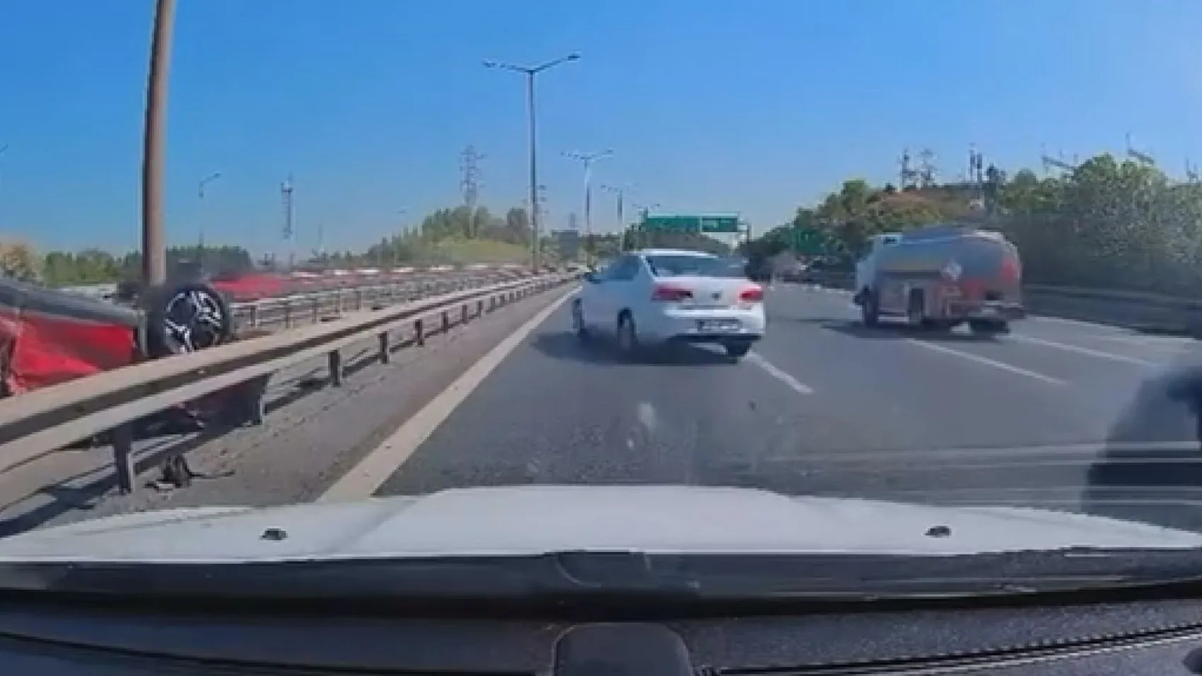 TEM Otoyolu'nda dehşet anları: Saniyeler içinde takla attı