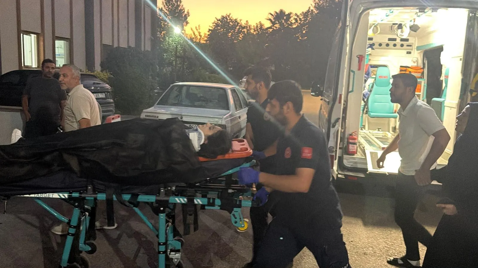 Kahta'da akşam saatlerinde dehşet: Kaldırıma dalan otomobil üç çocuğu yaraladı