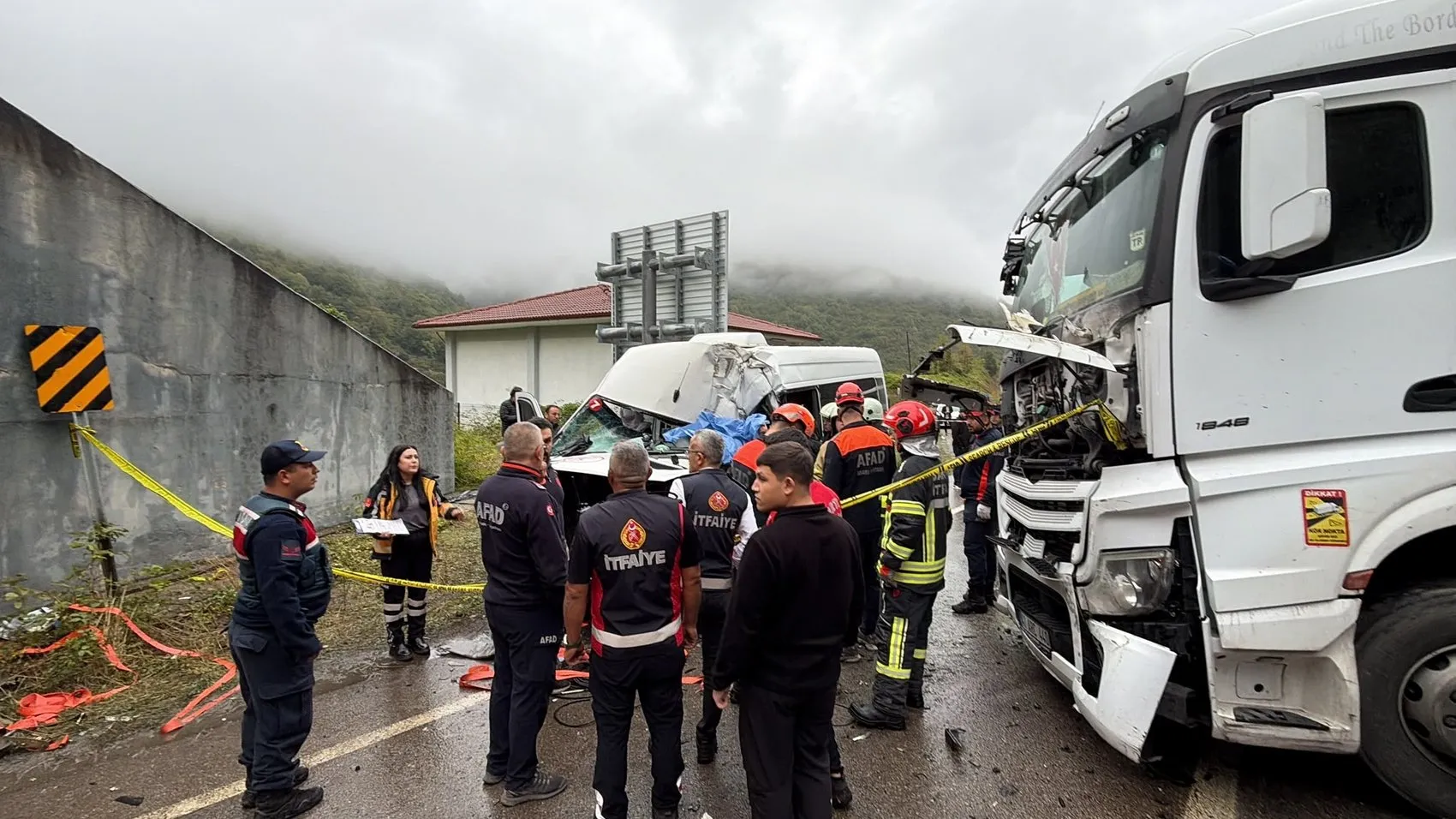 Bartın-Karabük yolunda tünel çıkışında can pazarı: Bir sürücü hayatını kaybetti