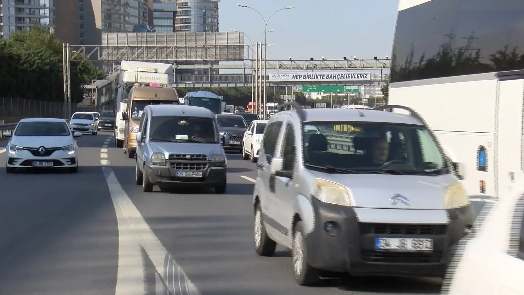 Basın Ekspres yolunda korkunç kaza: Servis minibüsü yayaya çarptı