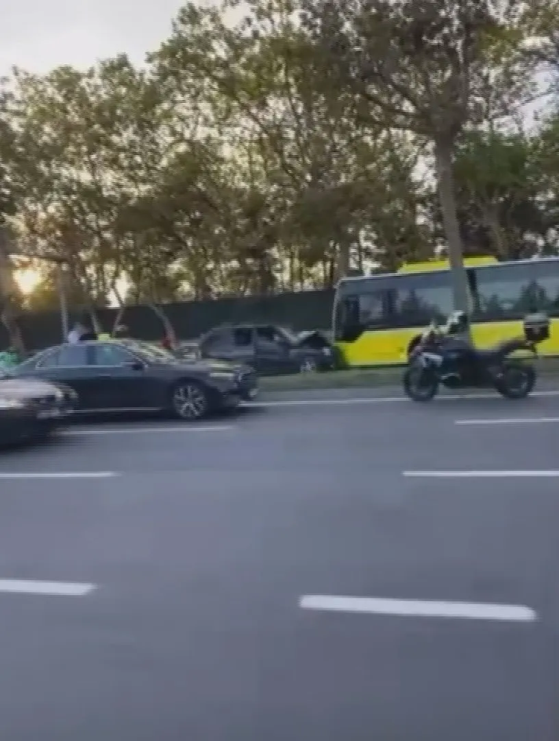Maslak trafiğinde korku dolu anlar: Kontrolden çıkan cip İETT otobüsüne çarptı