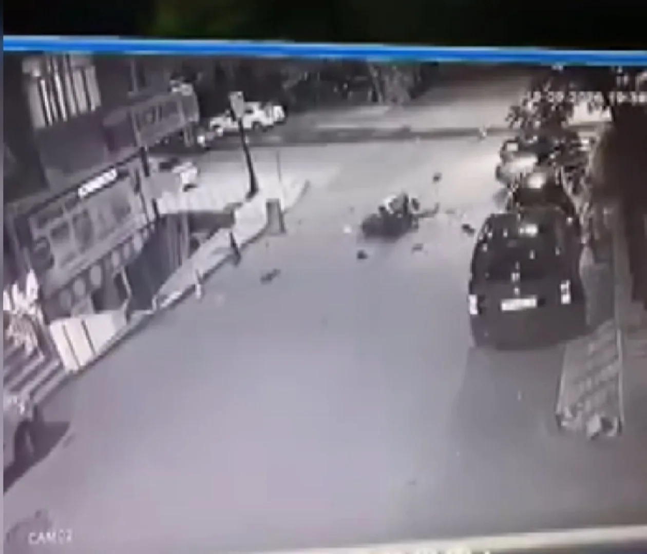 Üsküdar'da dehşet anları: Motokuryenin yola savrulduğu kaza güvenlik kamerasında