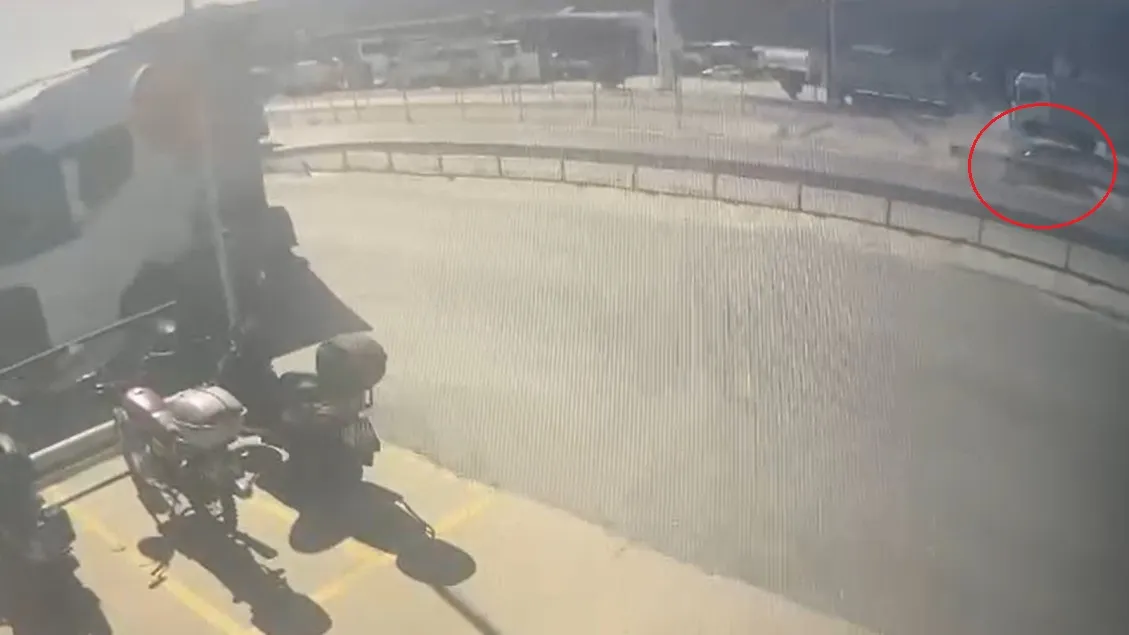 Orhangazi yolunda dehşet anları: Kontrolden çıkan otomobil refüje uçtu
