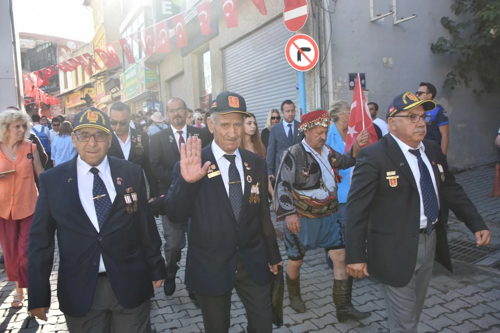 İzmir sokaklarında 350 metrelik dev gurur: 9 Eylül coşkusu zirveye taşındı