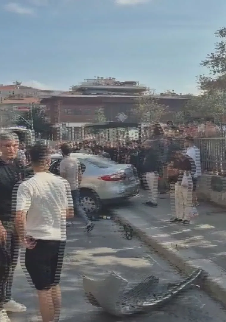 Güngören'de durak dehşeti: Otomobil bekleyenlerin arasına daldı