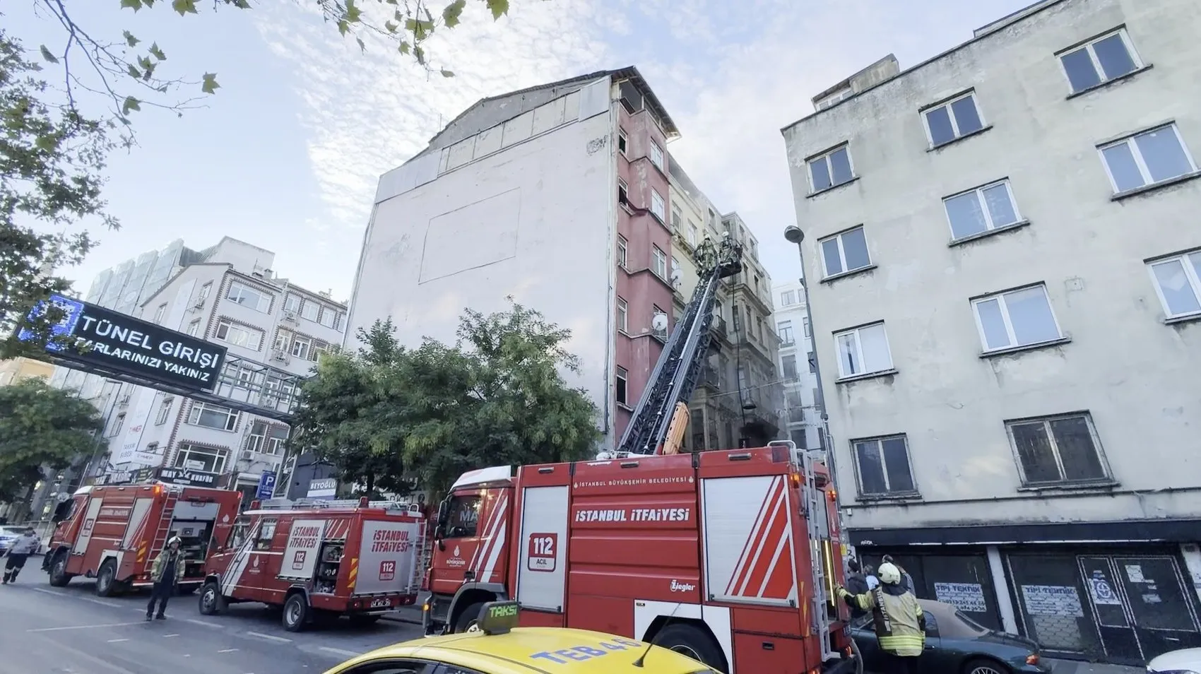 Beyoğlu'nda sabah dehşeti: 6 katlı binayı alevler teslim aldı