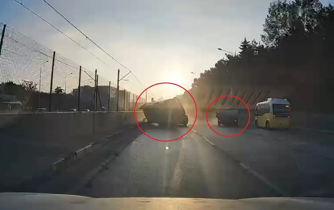 Bursa'da trafik dehşeti: Kamyonet çarptı, araç otomobilin üzerine uçtu