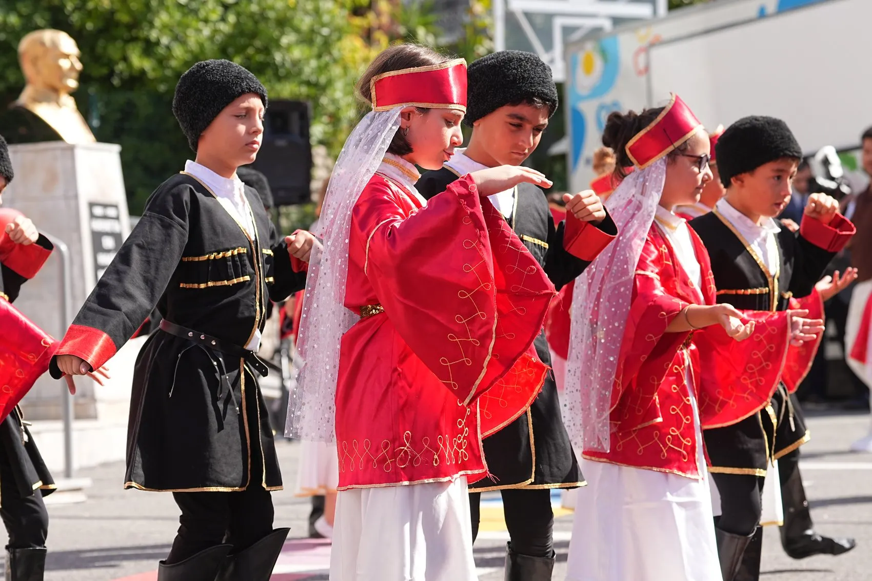 Üsküdar'da okul bahçelerinde yankılanan ilk ders zili: Geleceğin mimarları sınıflarına kavuştu