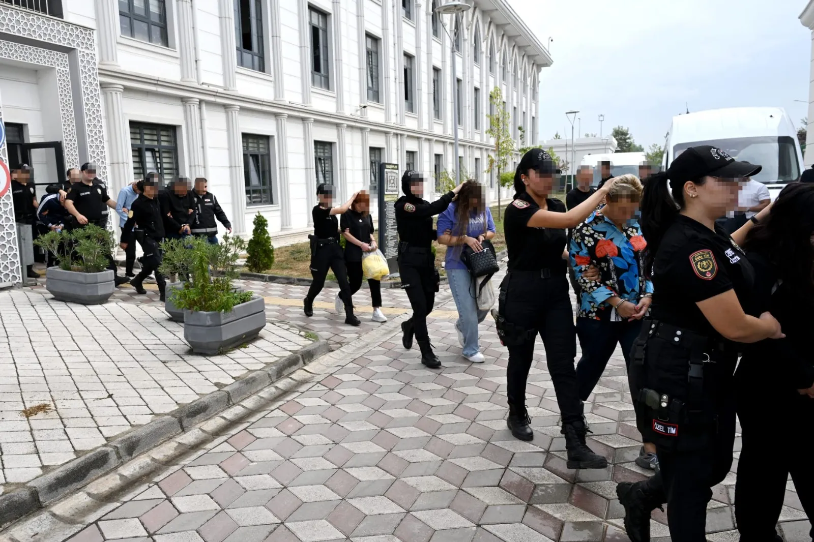 Dört ilde eş zamanlı baskın: Suç örgütüne ağır darbe indirildi