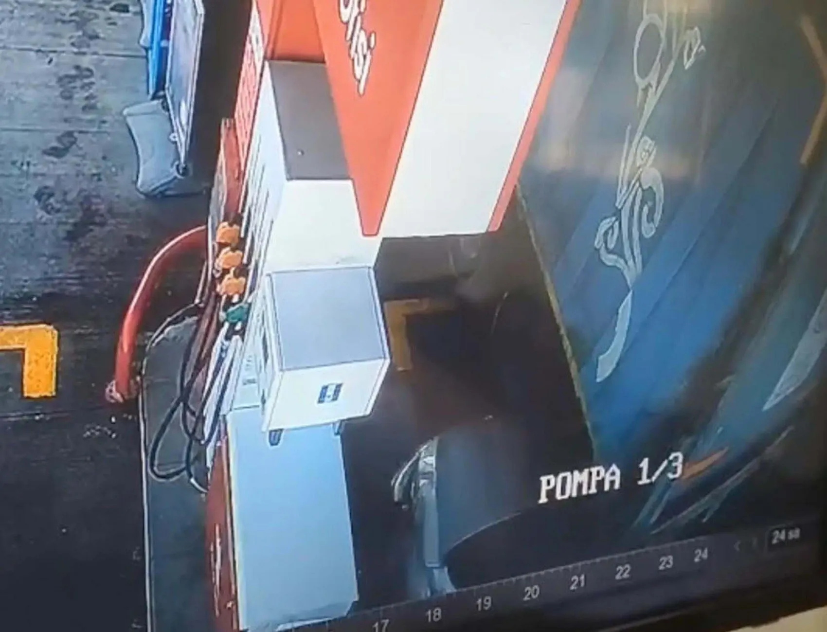 Turgutlu'da akaryakıt istasyonunda dehşet anları: TIR'a çarparak durabildi