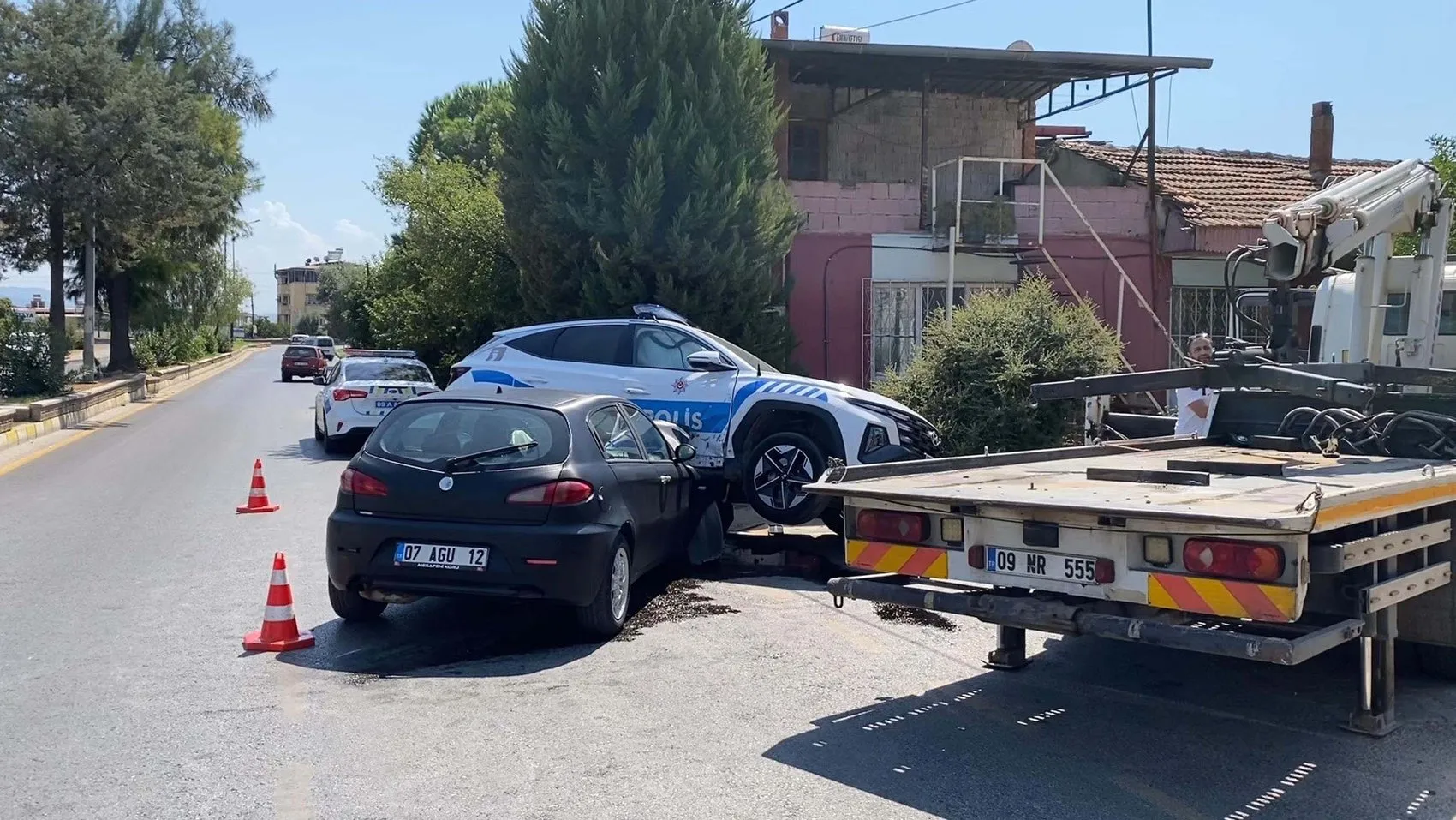Nazilli'de trafik kazası: Polis aracı ve otomobil çarpıştı