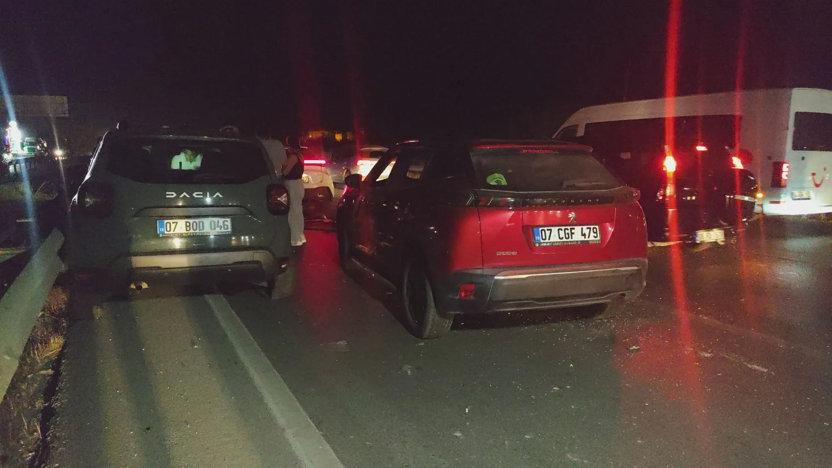 Antalya'da gece yarısı zincirleme kaza: Köpeğe çarpan araç devrilince ortalık karıştı