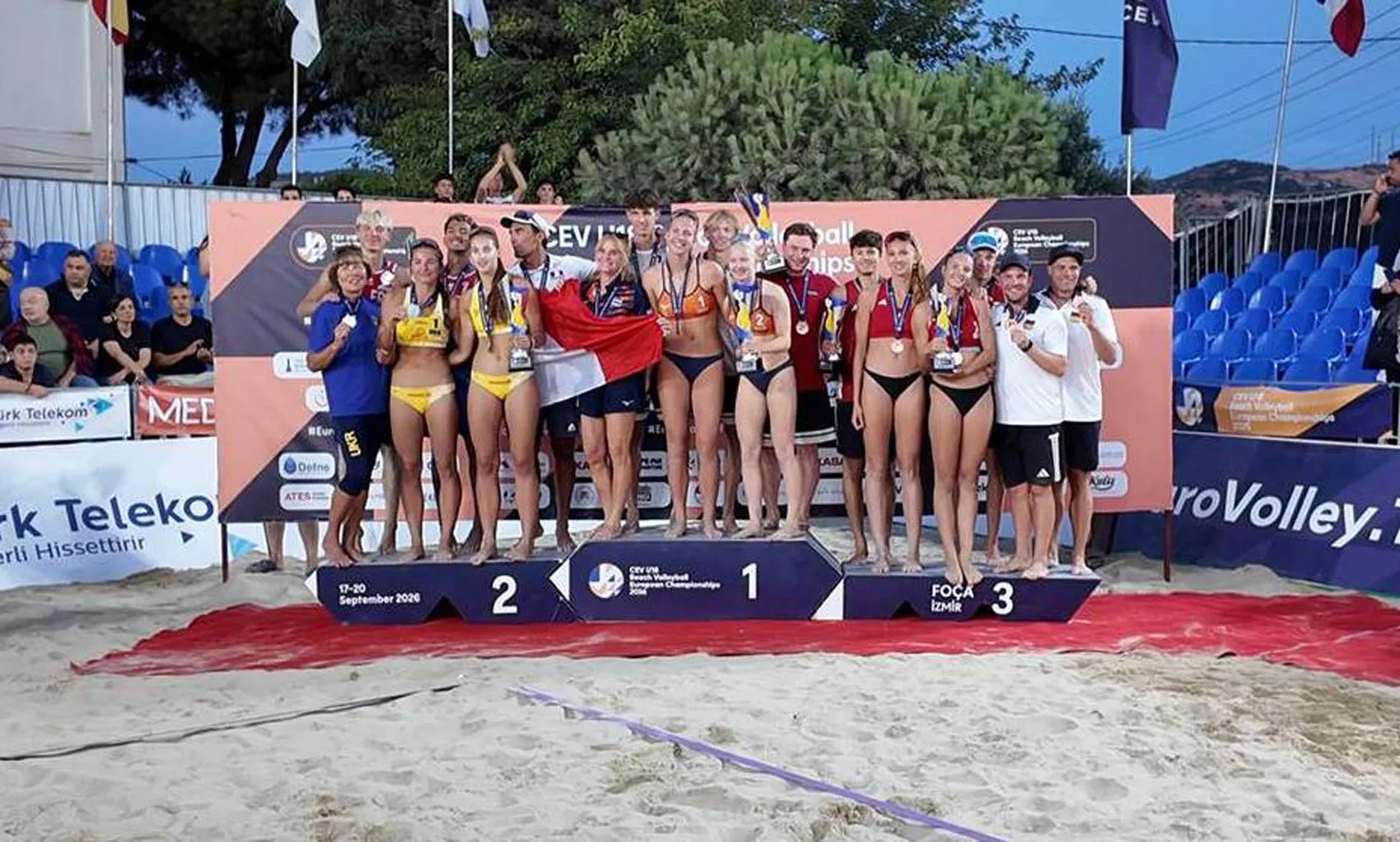 Avrupa'nın genç yetenekleri Foça'da buluştu: Plaj voleybolunda şampiyonlar belli oldu