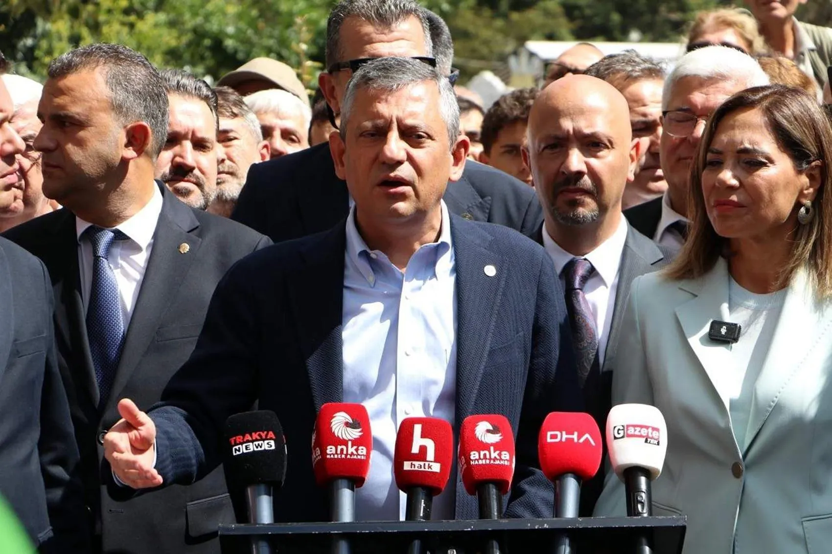 Özgür Özel'den Tekirdağ'da 'Yeni Yol' çıkışı: Bir bankın üstünden iktidara yürüyüş