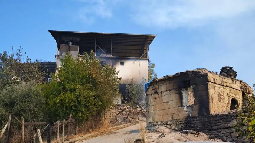 Adana'da alevlerle zorlu mücadele: 835 kişi evlerinden tahliye edildi