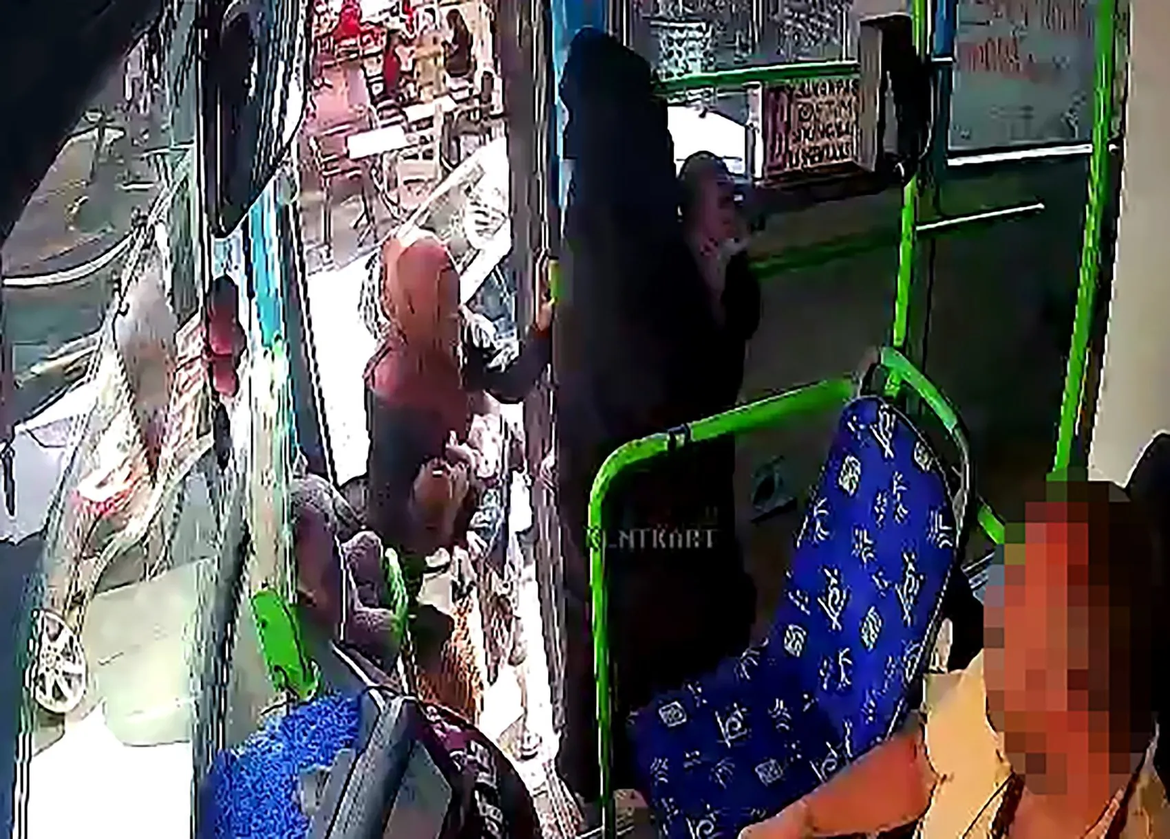 İbadethanede soğukkanlı hırsızlık: Kuyumcudan çıkan kadını adım adım takip ettiler