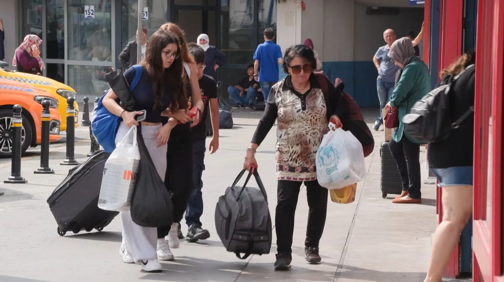 İstanbul'da okul zili öncesi büyük göç: Otogarlarda adım atacak yer kalmadı