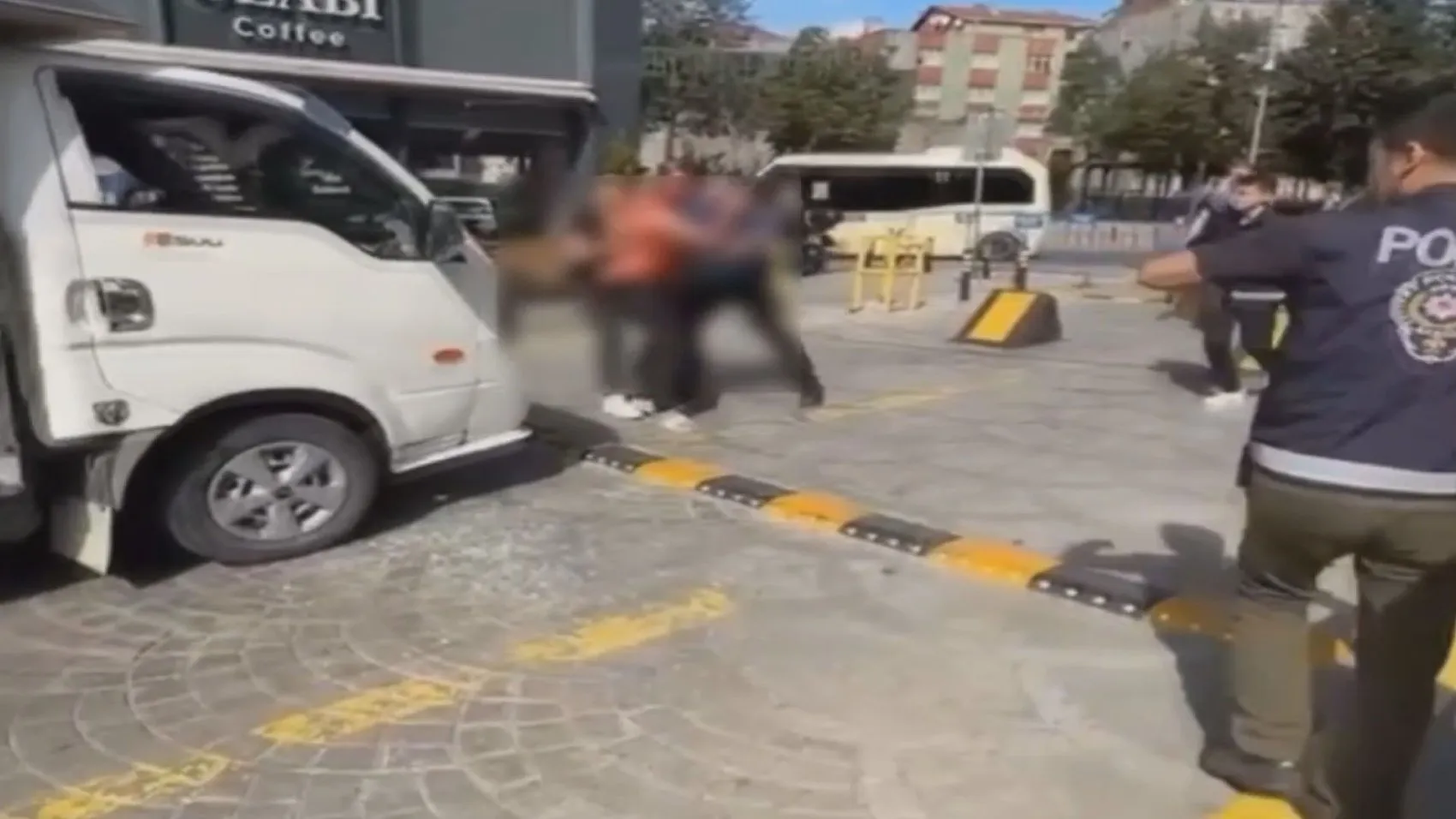 Esenler'de dehşet anları: Kamyonetle polisin üzerine sürdü, bıçakla saldırdı
