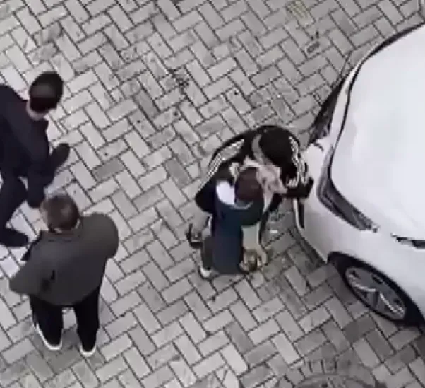 Zeytinburnu'nda korku dolu anlar: Kavşakta çarpışan araçlardan birinde çocuk yaralandı