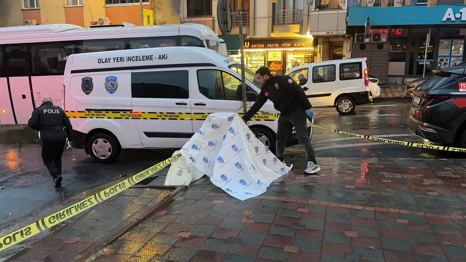 Gaziosmanpaşa'da sabahın ilk ışıklarında korku dolu anlar: İş yerine patlayıcı bıraktılar