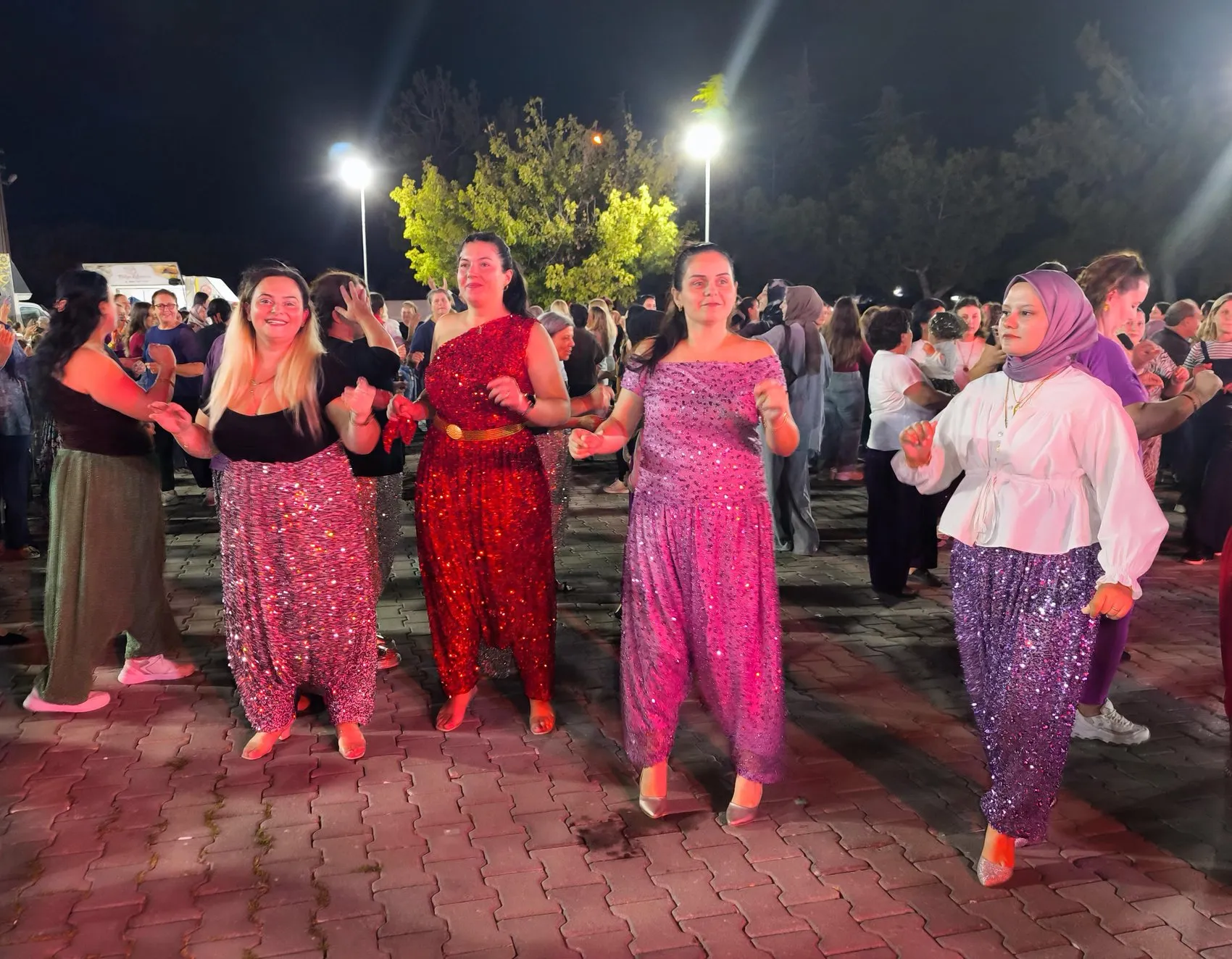 Keşan'da sandıklar açıldı: Binlerce kadın şalvarlarıyla meydanı doldurdu