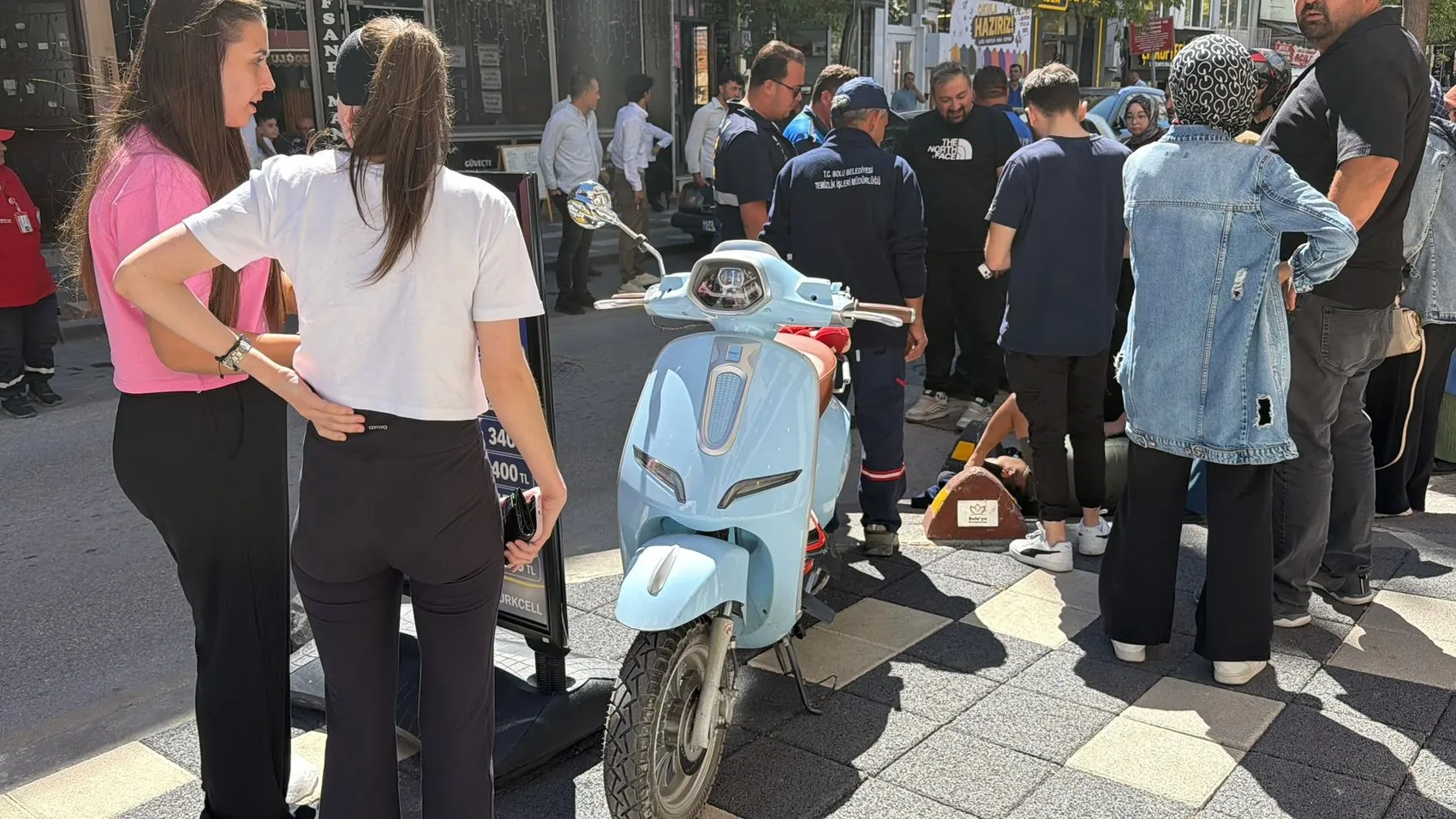 Bolu'da saniyelerle ölçülen kaza: Otomobile çarpmamak için beton dubalara daldı