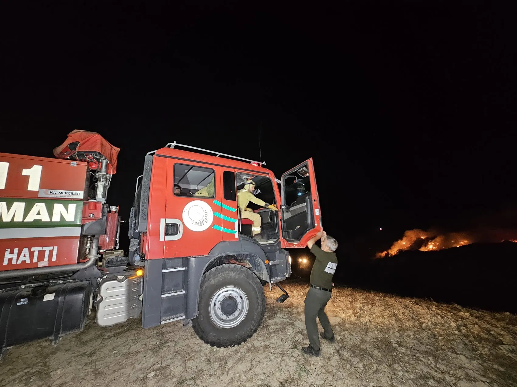 Adana'da korkutan yangın: Rüzgarlı Tepe'de alevler gökyüzünü kapladı