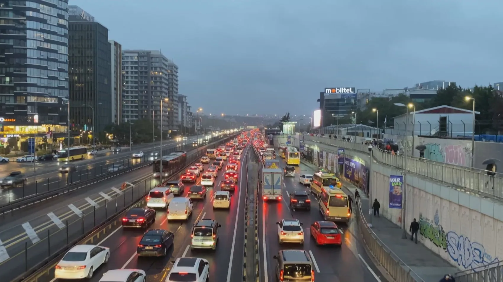 İstanbul trafiğinde akşam kabusu: Yüzde 78 yoğunlukla hayat durdu