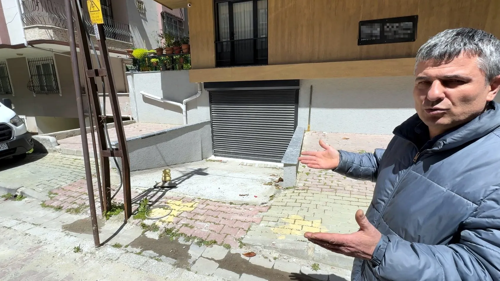 Avcılar'da garajı işgal eden elektrik direği: İki yıldır çözülemeyen sorunla depo oldu