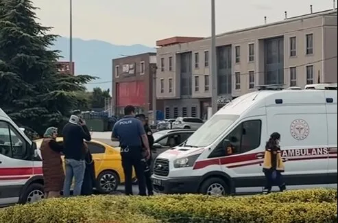 Düzce'de dehşet anları: Güvenlik kamerasına yansıyan çarpışma üç kişiyi hastanelik etti