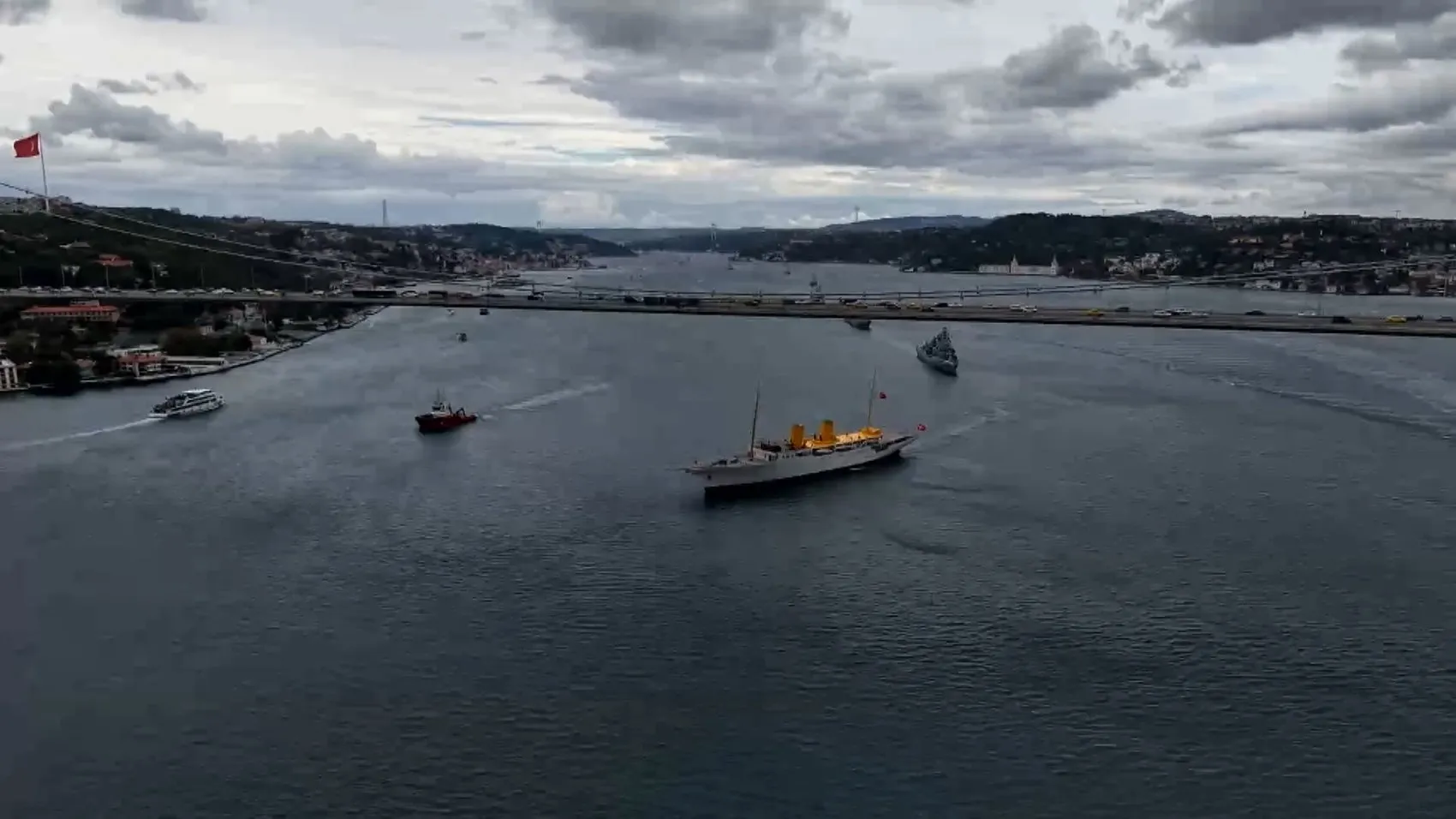 İstanbul Boğazı'nda tarihi gurur: 15 dev gemi Preveze için selam durdu