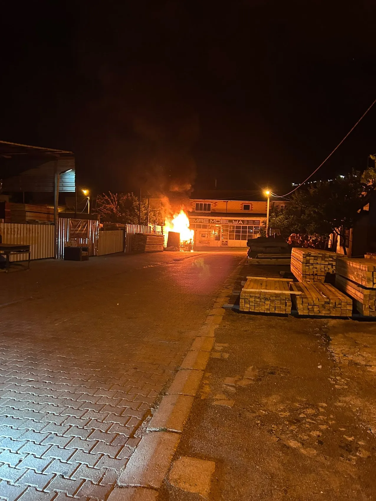 Nevşehir'de okul yakınında korkutan yangın: Park halindeki araç küle döndü
