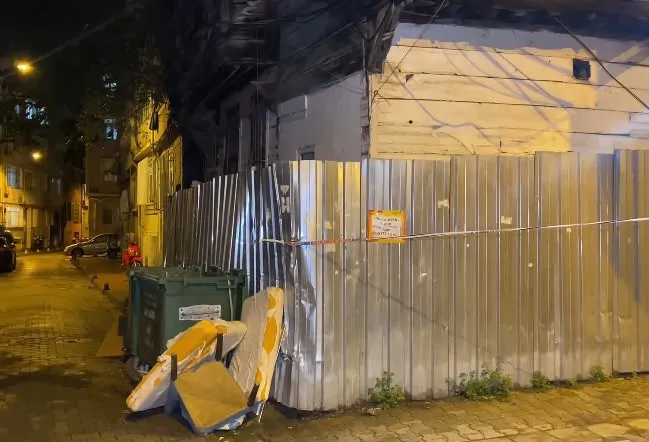 Fatih'te korkutan gece: Yağışın vurduğu metruk binada çökme yaşandı