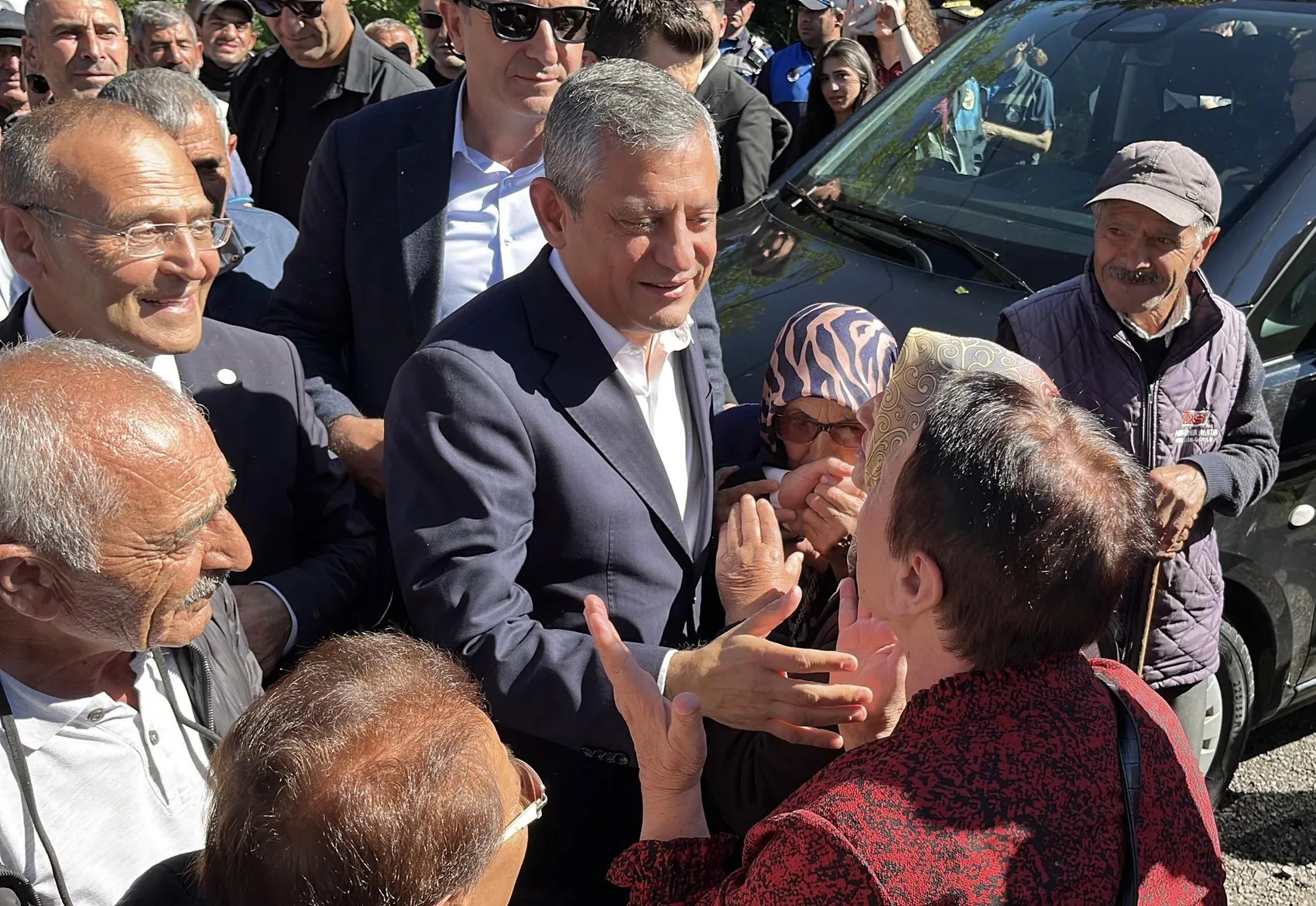 Ardahanlı kadının sitemi Özgür Özel'in yeni seçim sloganı oldu: Adamı olan değil, arkada kalanlar kazanacak