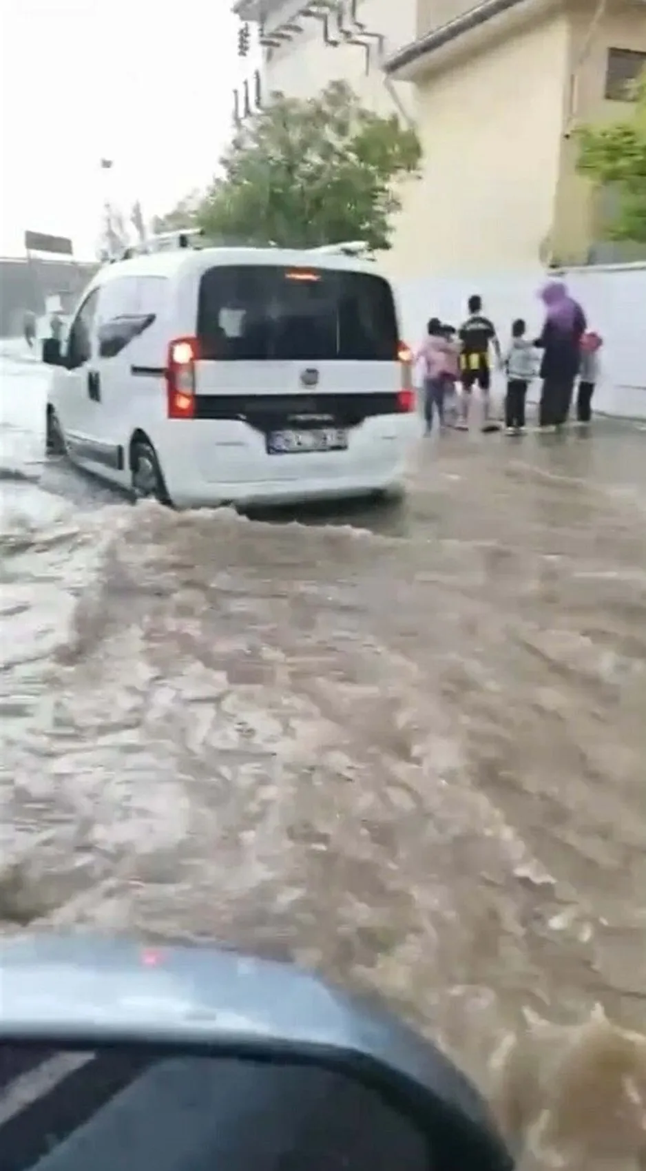 Efeler'de gökyüzü boşaldı: Şehir merkezi sular altında kaldı
