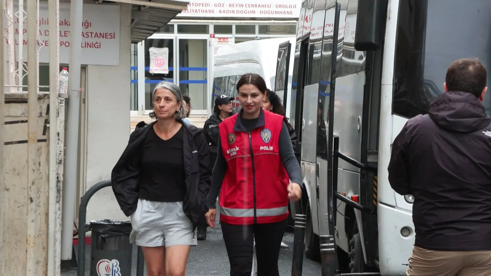 Adliye önünde gergin bekleyiş: Operasyon protestosunda 22 kişi gözaltına alındı