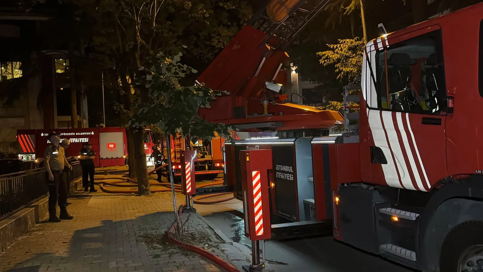 Bakırköy'de gece yarısı korkutan yangın: Boş bina alevlere teslim oldu
