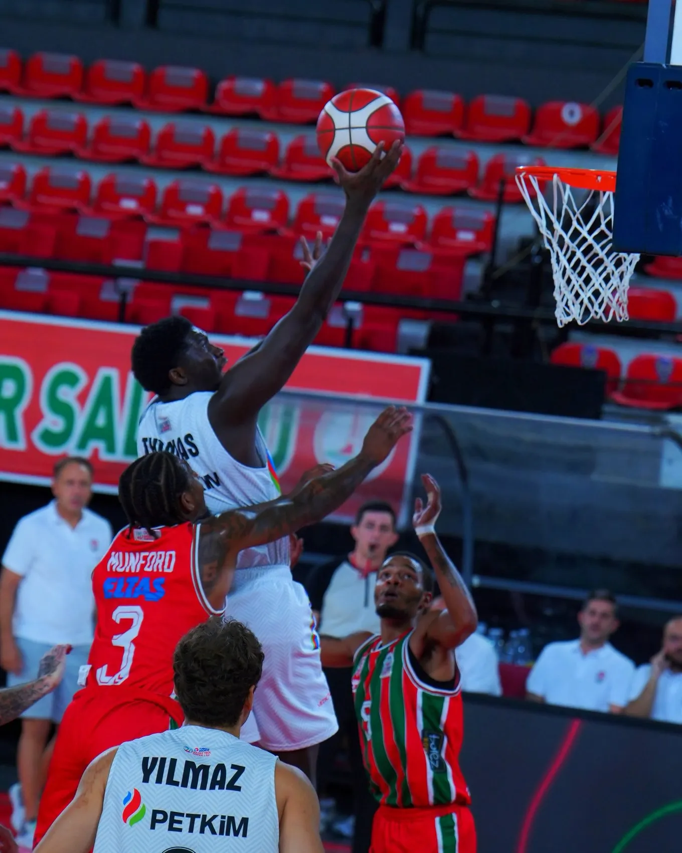 İzmir derbisinde Petkimspor rüzgarı: Karşıyaka evinde zorlandı