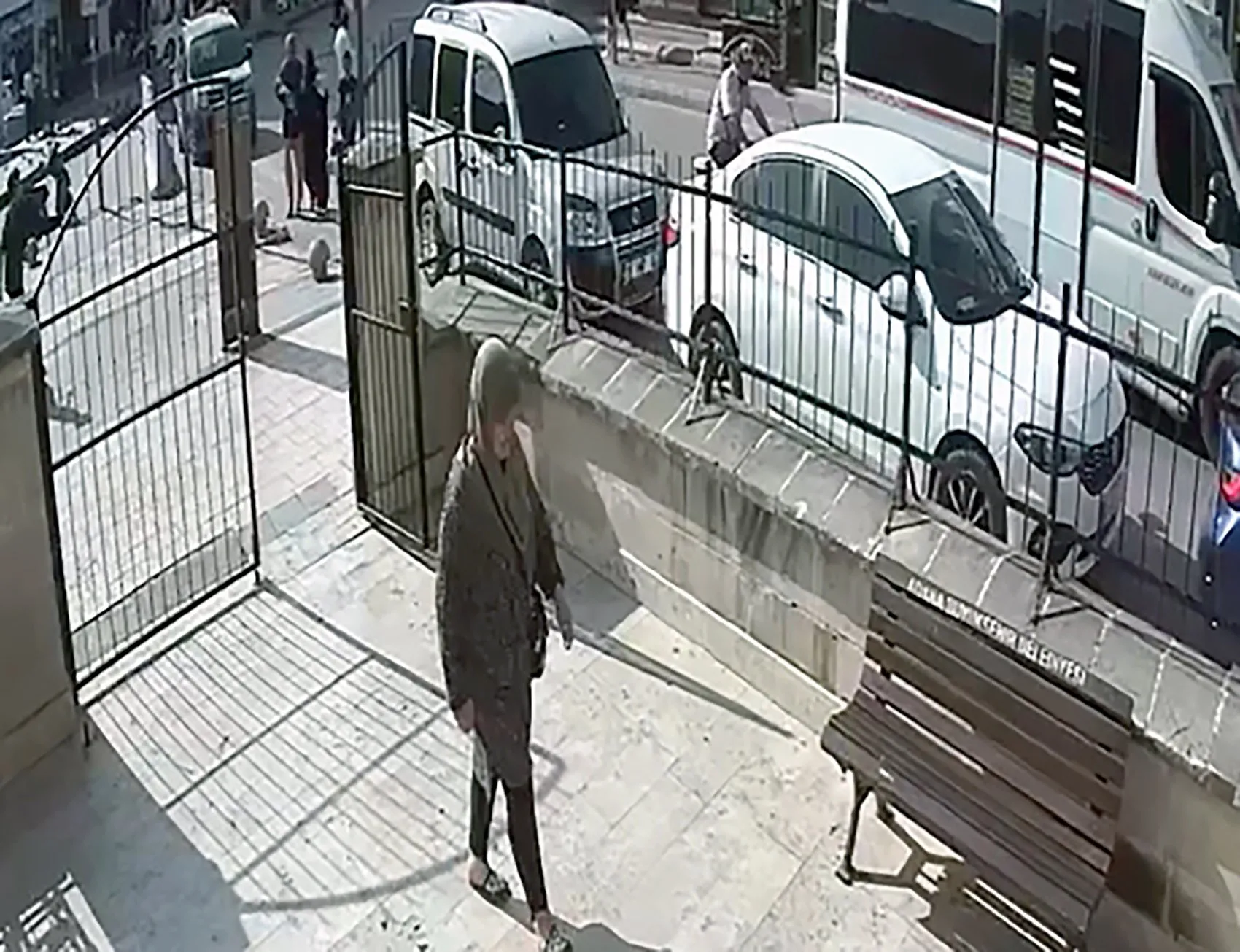 İbadethanede soğukkanlı hırsızlık: Kuyumcudan çıkan kadını adım adım takip ettiler