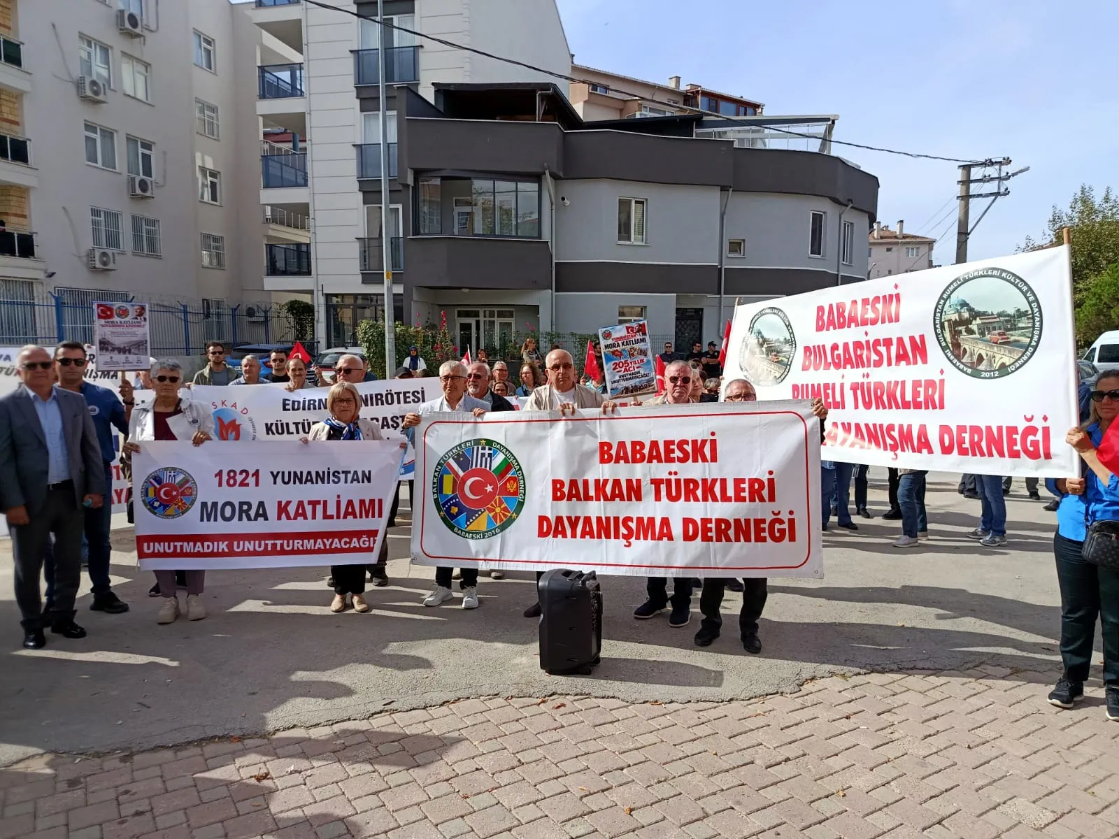 Edirne'de 205 yıllık acı: Yunanistan Konsolosluğu'na siyah çelenkli protesto
