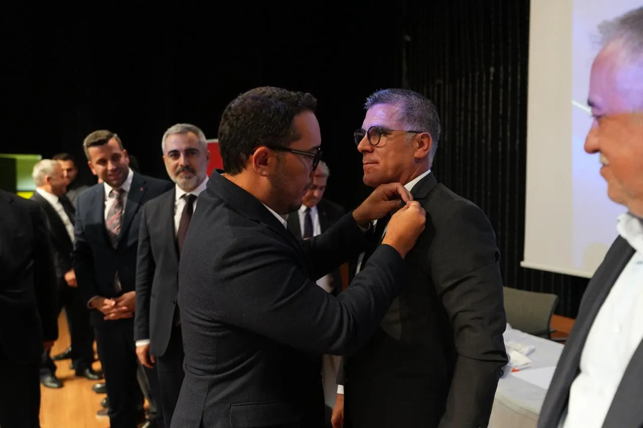 Ataşehir Belediye Meclisi'nde dengeler değişti: Altı isim CHP'den AK Parti'ye geçti